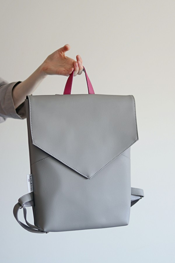 PILKA voko formos kuprinė su rožine rankena