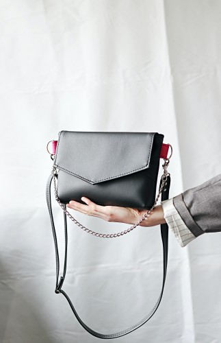 JUODAS ridikiulis su rožine detale