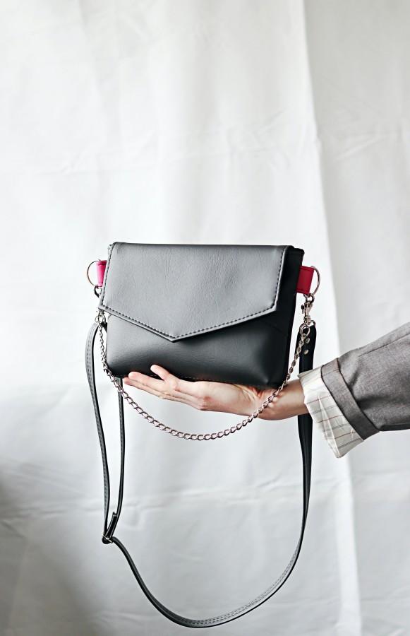 JUODAS ridikiulis su rožine detale