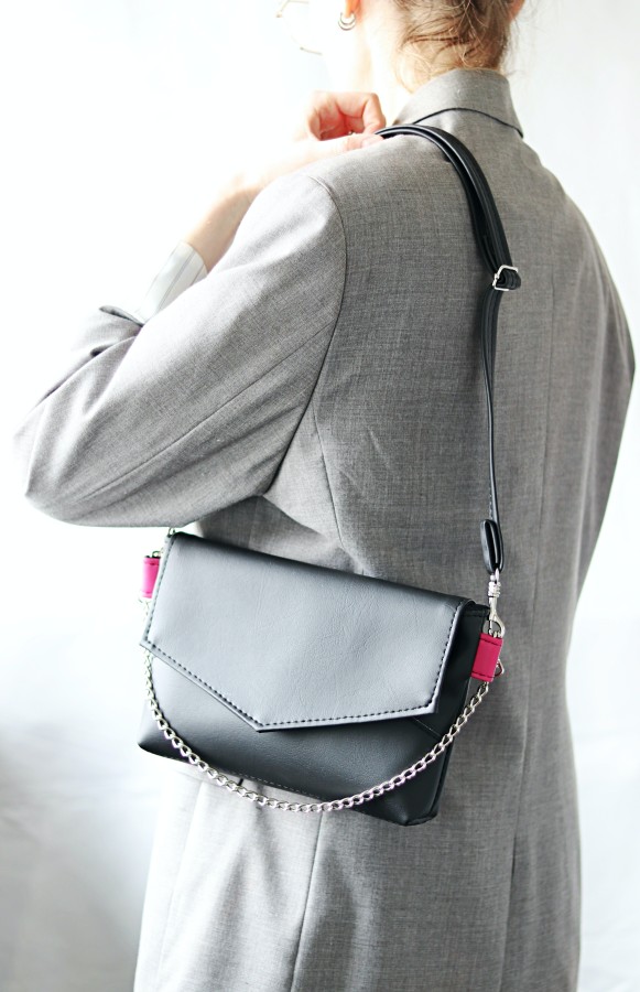 JUODAS ridikiulis su rožine detale