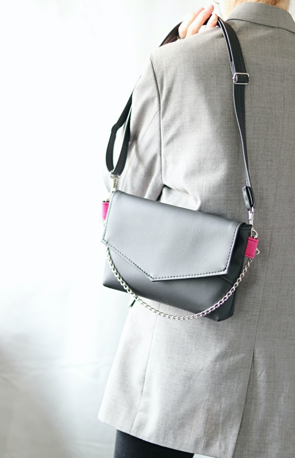 JUODAS ridikiulis su rožine detale