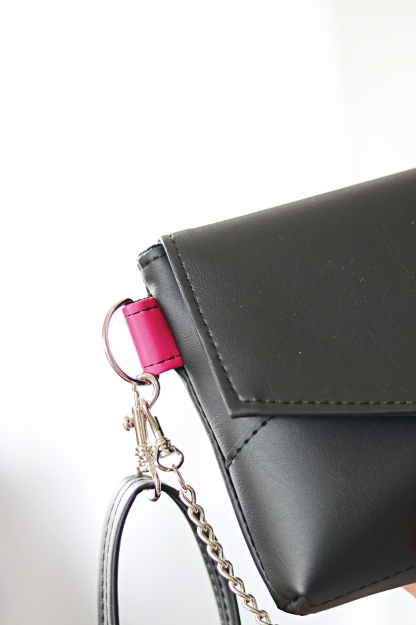 JUODAS ridikiulis su rožine detale