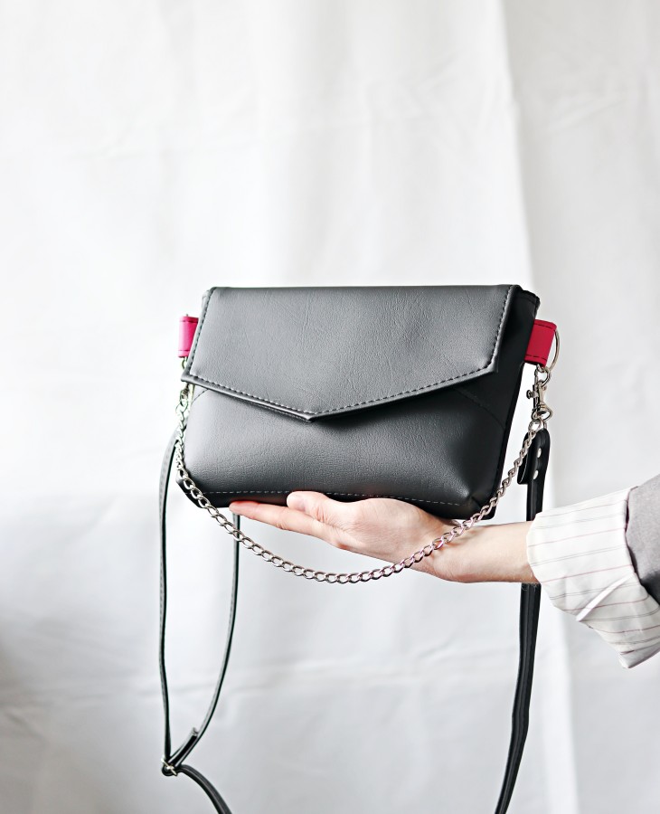 JUODAS ridikiulis su rožine detale